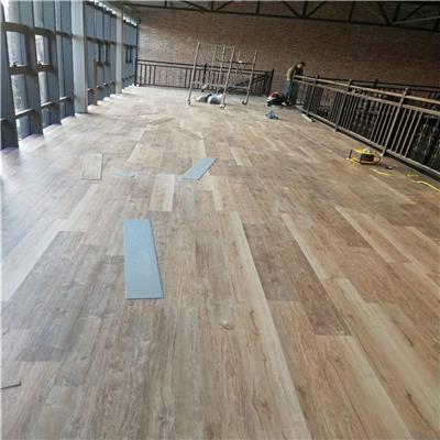 PVC塑膠地板與實木地板 商用空間地面材料的科學選擇